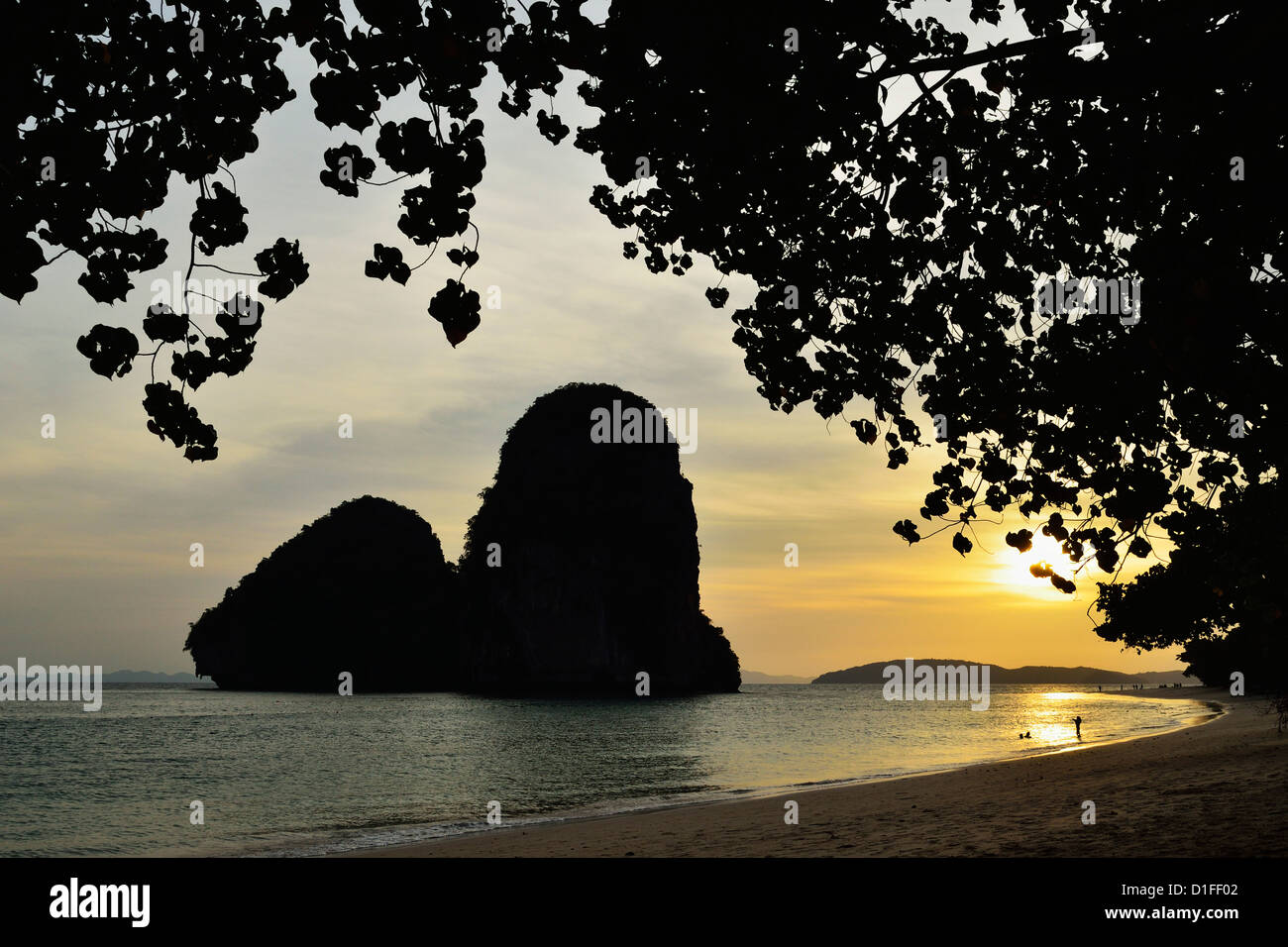 Koh Nok, located Cave Beach, Rai Leh (Railay), Andaman Küste, Provinz Krabi, Thailand, Südostasien, Asien Stockfoto