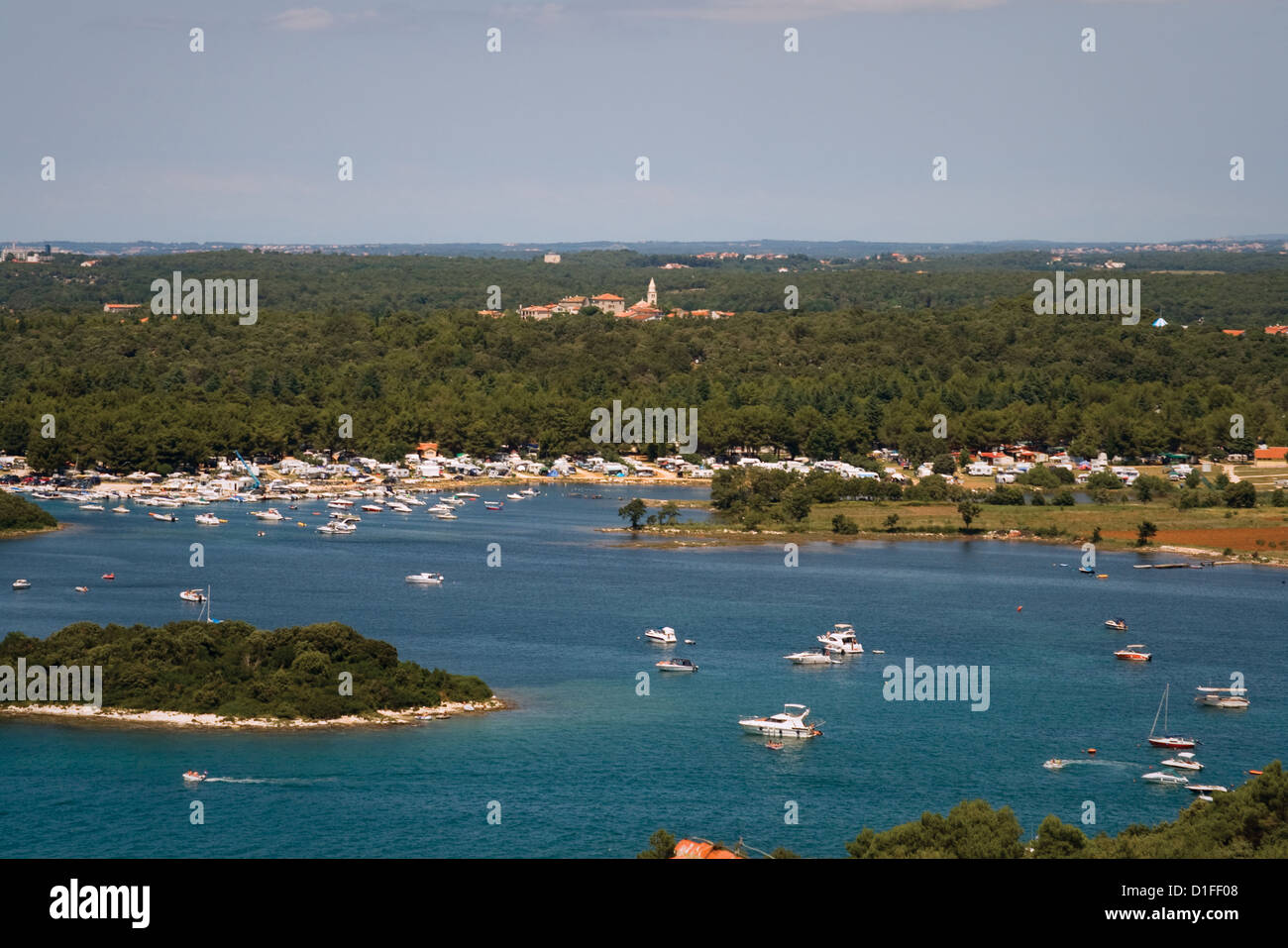 Blick auf Hafen, camping, Funtana Dorf, Insel und Luxusyachten aus Vrsar Stadt Glockenturm Stockfoto