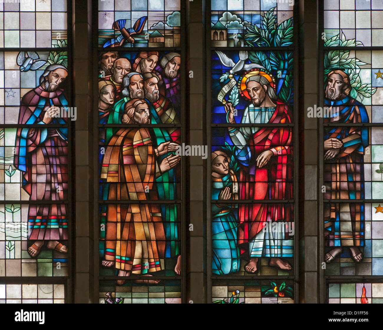 Brüssel - Juni 22: Jesus Benedicte der Apostel von Fensterscheibe Nationalbasilika des Heiligen Herzens Stockfoto