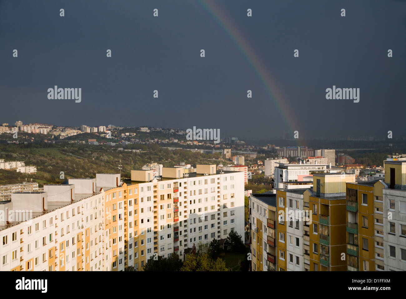 Regenbogen über die Besiedlung - Bratislava Stockfoto