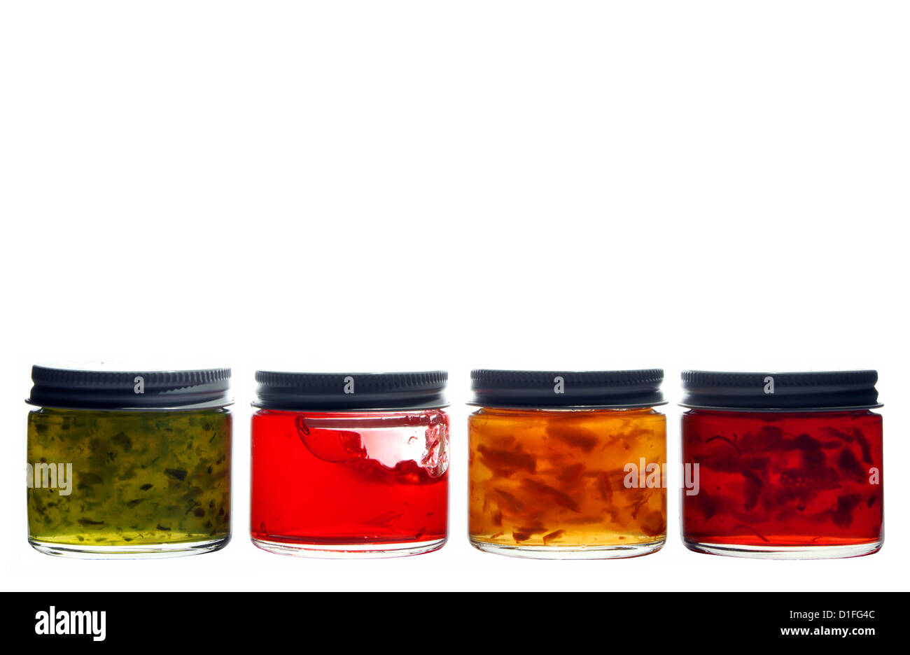Vier Marmeladenglas isoliert auf weißem Hintergrund. Platz für text Stockfoto