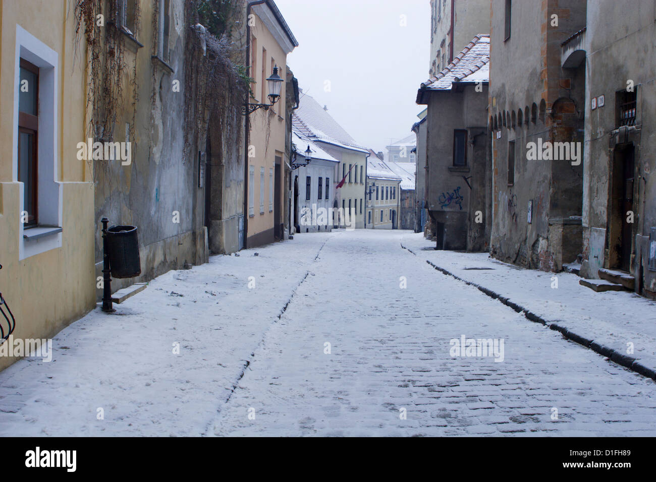 Bratislava - Kapitulska Straße im Winter - älteste Straße der Stadt Stockfoto