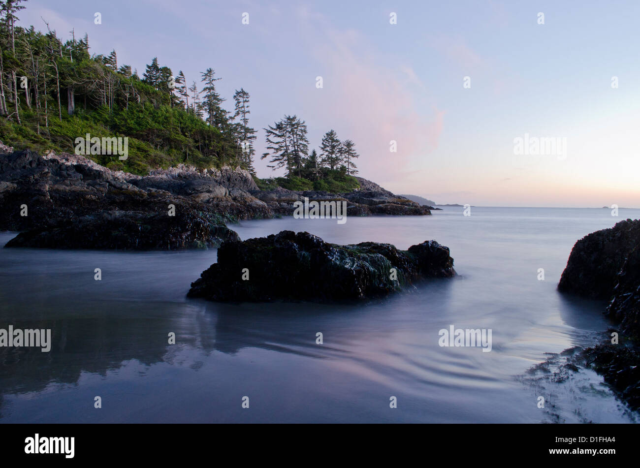 felsige Küste mit Tofino Surfstrand Vancouver Island Stockfoto