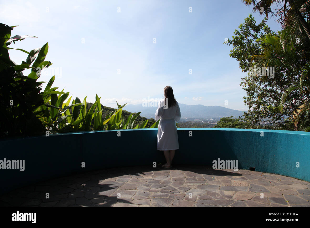 Frau auf Balkon, Costa Rica. Stockfoto