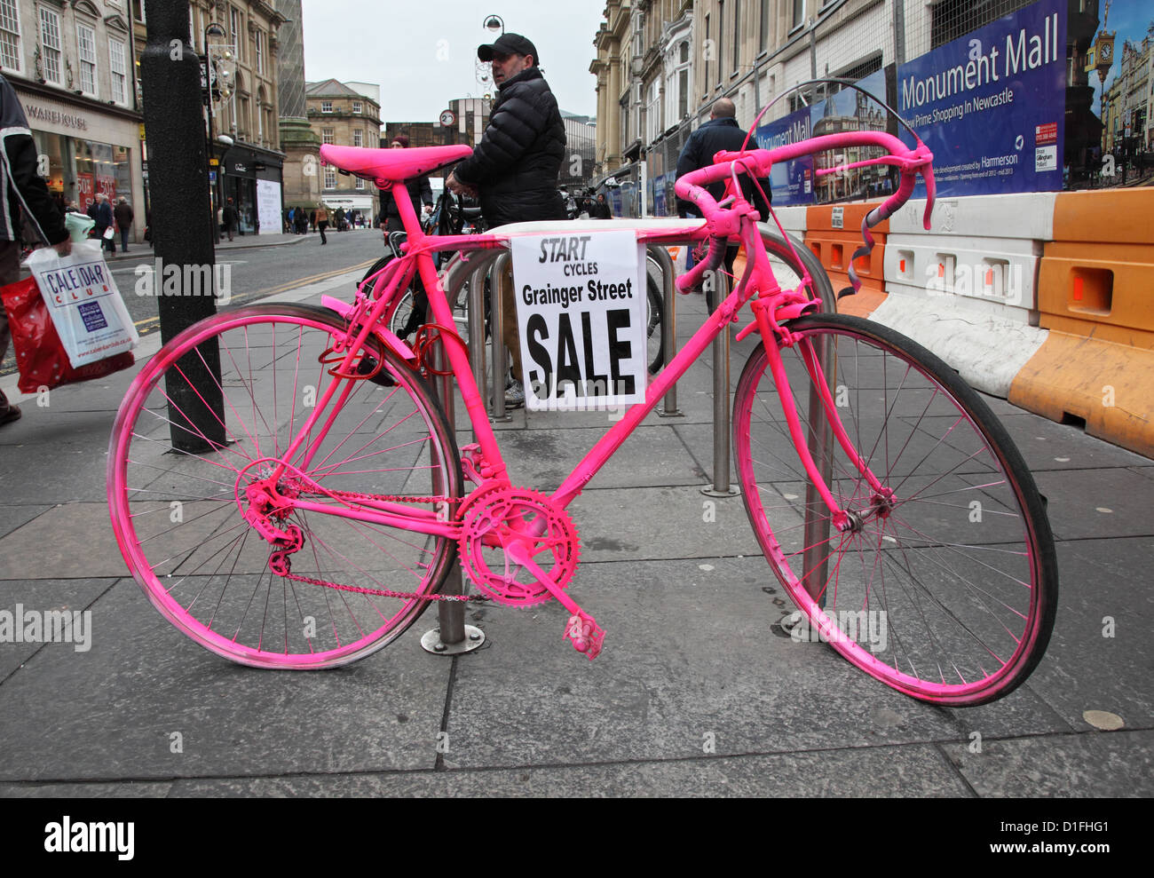 Ein Fahrrad gemalt fluoreszierendes Pink verwendet einen Zyklus Shop innerhalb von Newcastle City Centre North East England UK inserieren Stockfoto