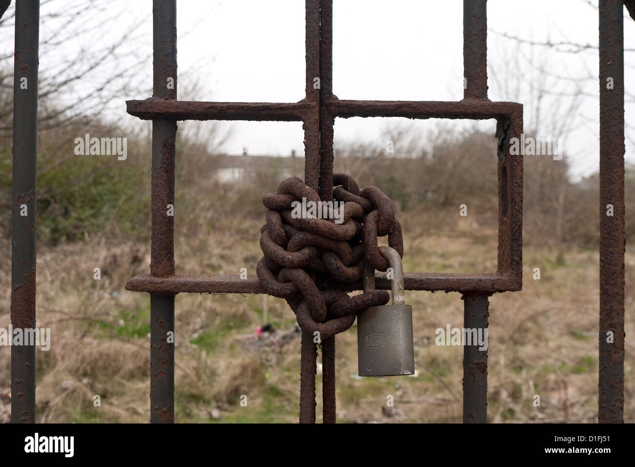 Rostigen Schlösser auf einem schmiedeeisernen Tor, Kingston upon Hull, East Yorkshire, England Stockfoto