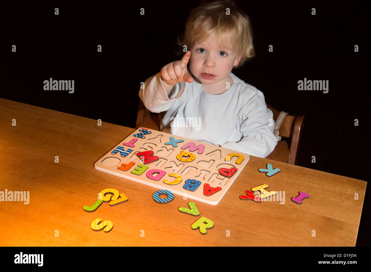 Junge, 2 Jahre alt, spielt mit einem ABC-Puzzles, alphabet Stockfoto