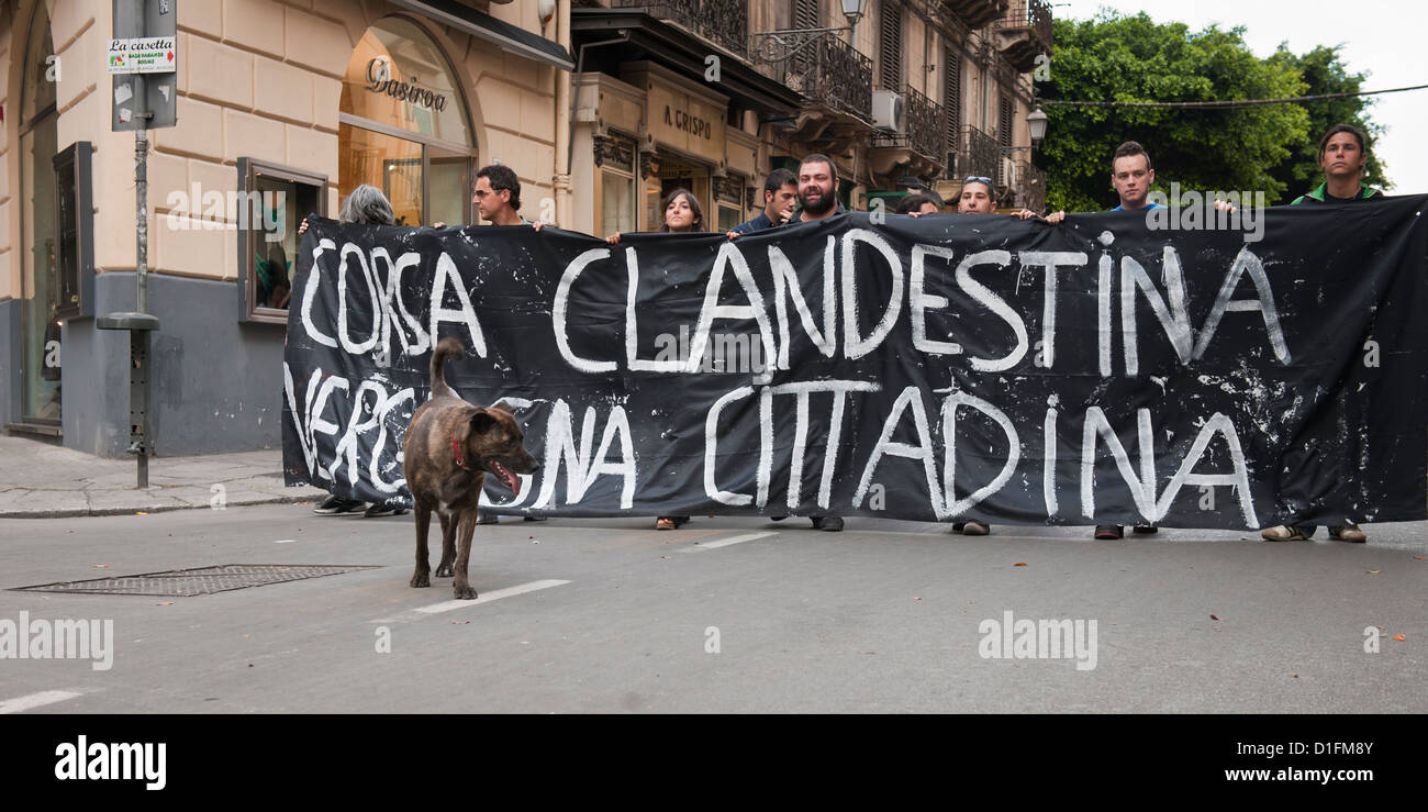 Ein Hund führt einen März protestieren gegen illegale Straße Pferderennen, Palermo, Sizilien Stockfoto