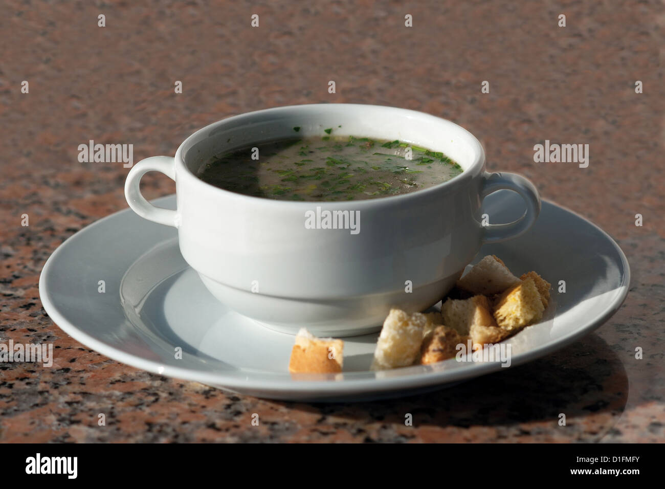 Pilzsuppe mit getrockneten Kruste und grün auf Marmor Hintergrund serviert Stockfoto
