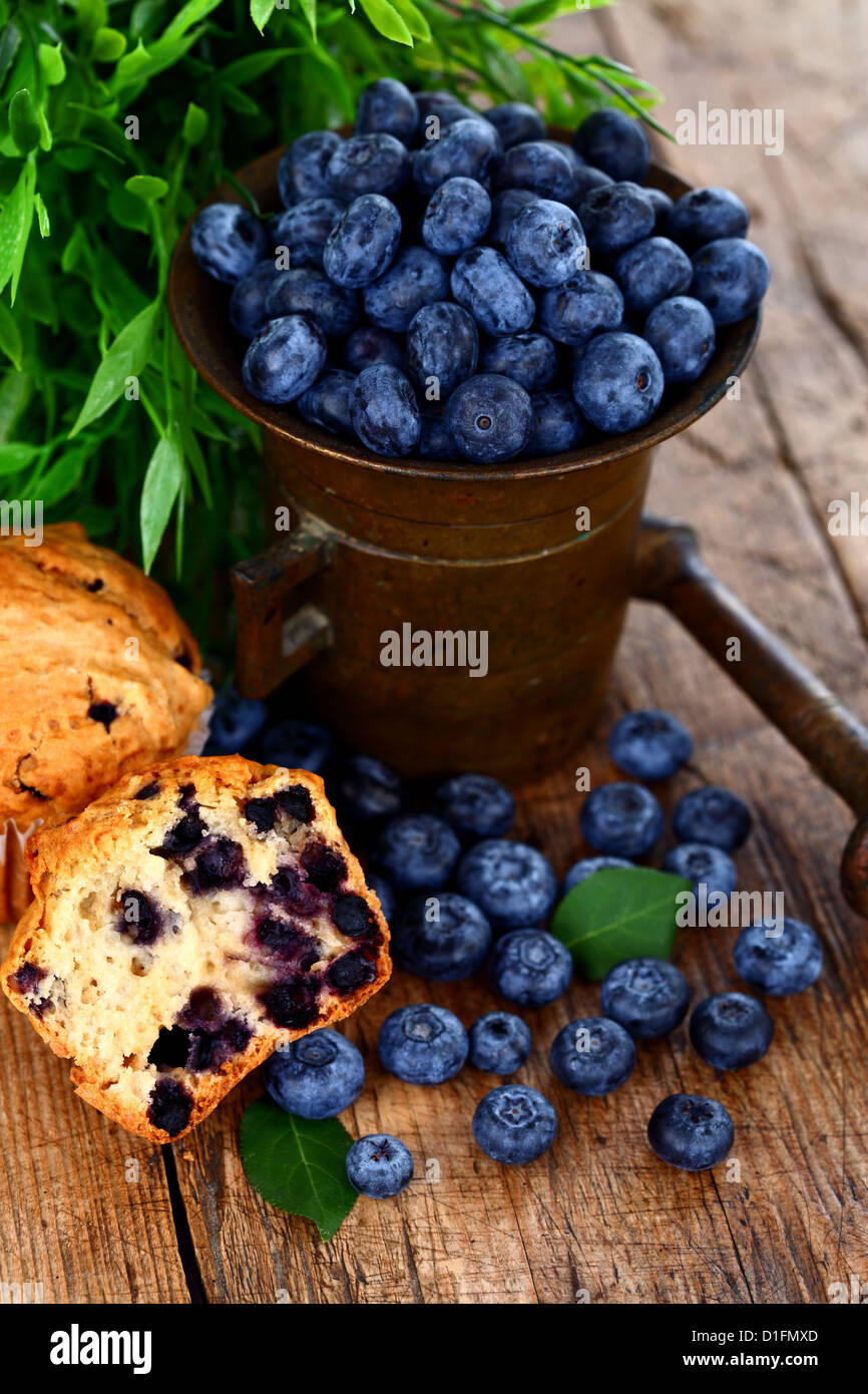 Muffins mit Blaubeeren in Antik Bronze Mörser, rustikalen Stil Stockfoto