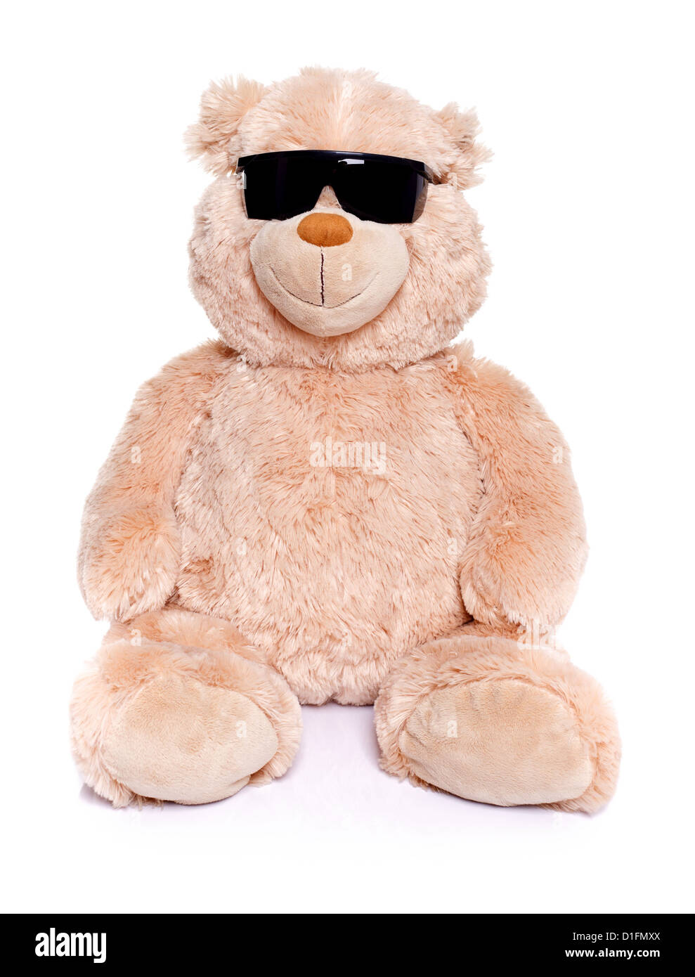 Teddy Bär sitzend über weißen Hintergrund mit schwarzer Sonnenbrille Stockfoto