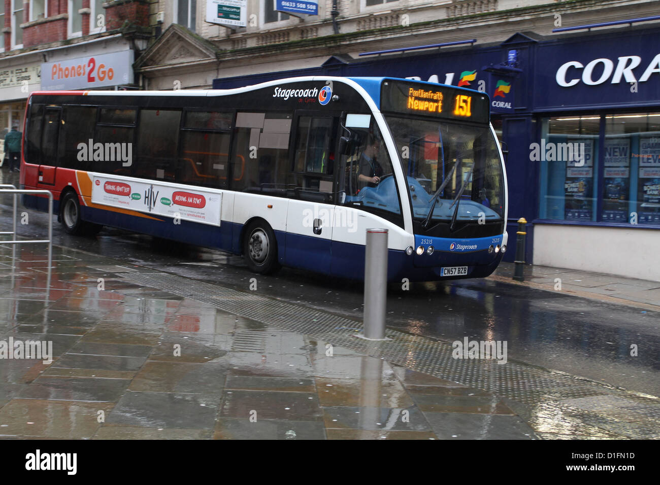 Stagecoach, das Busunternehmen, das der Bus in Newport South Wale, UK verkehrt. Dezember 2012 Stockfoto