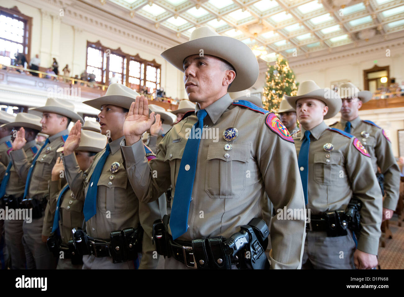 Mitglieder der Abschlussklasse der Texas State Troopers nehmen Amtseid während ihrer Inbetriebnahme Zeremonie in Texas Hauptstadt Stockfoto