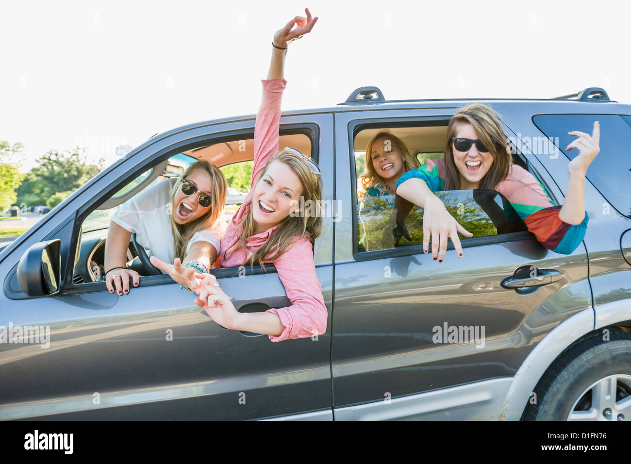 Verspielte Freunde im Auto Stockfoto