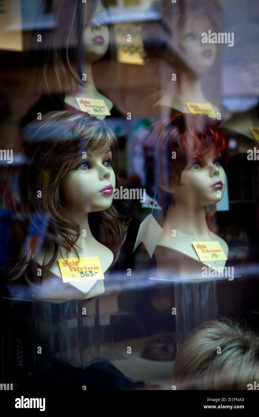 Schaufensterpuppe Kopf im Schaufenster Stockfoto