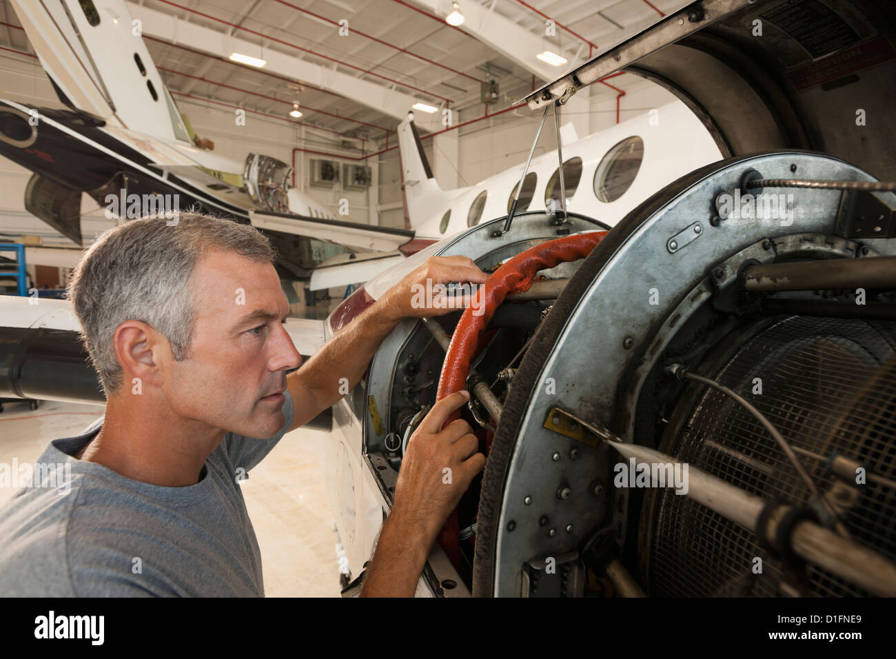 Kaukasischen Mann arbeitet im Flugzeughangar Stockfoto