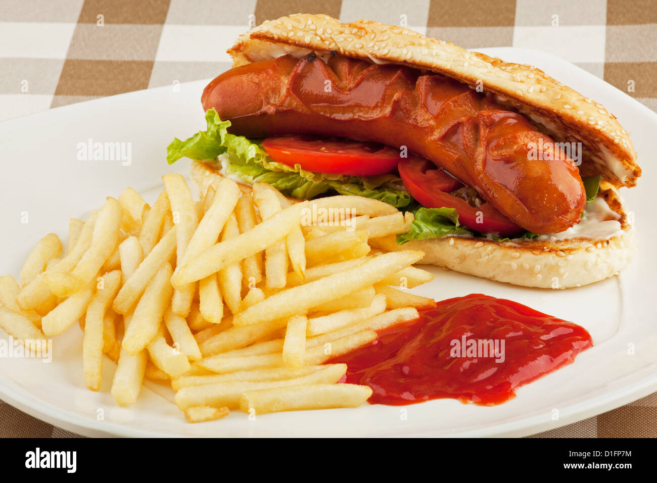 Einen leckeren HotDogSandwich mit Pommes frites Stockfotografie Alamy
