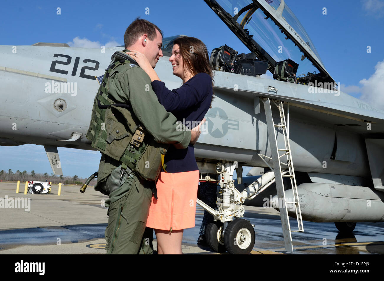 Lt. Taylor Rives, zugewiesene Strike Fighter Squadron 103, trifft sich mit seiner Frau während einer Feier der Heimkehr nach seiner Rückkehr nach Naval Air Station Oceana 18. Dezember 2012 in Virginia Beach, VA. Das Geschwader war auf einen sechsmonatigen Einsatz in das Arabische Meer. Stockfoto