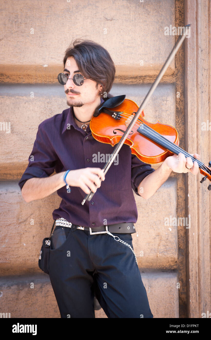 Hübscher junger Mann als Straßenmusikant mit seiner Geige, Palermo, Sizilien Stockfoto