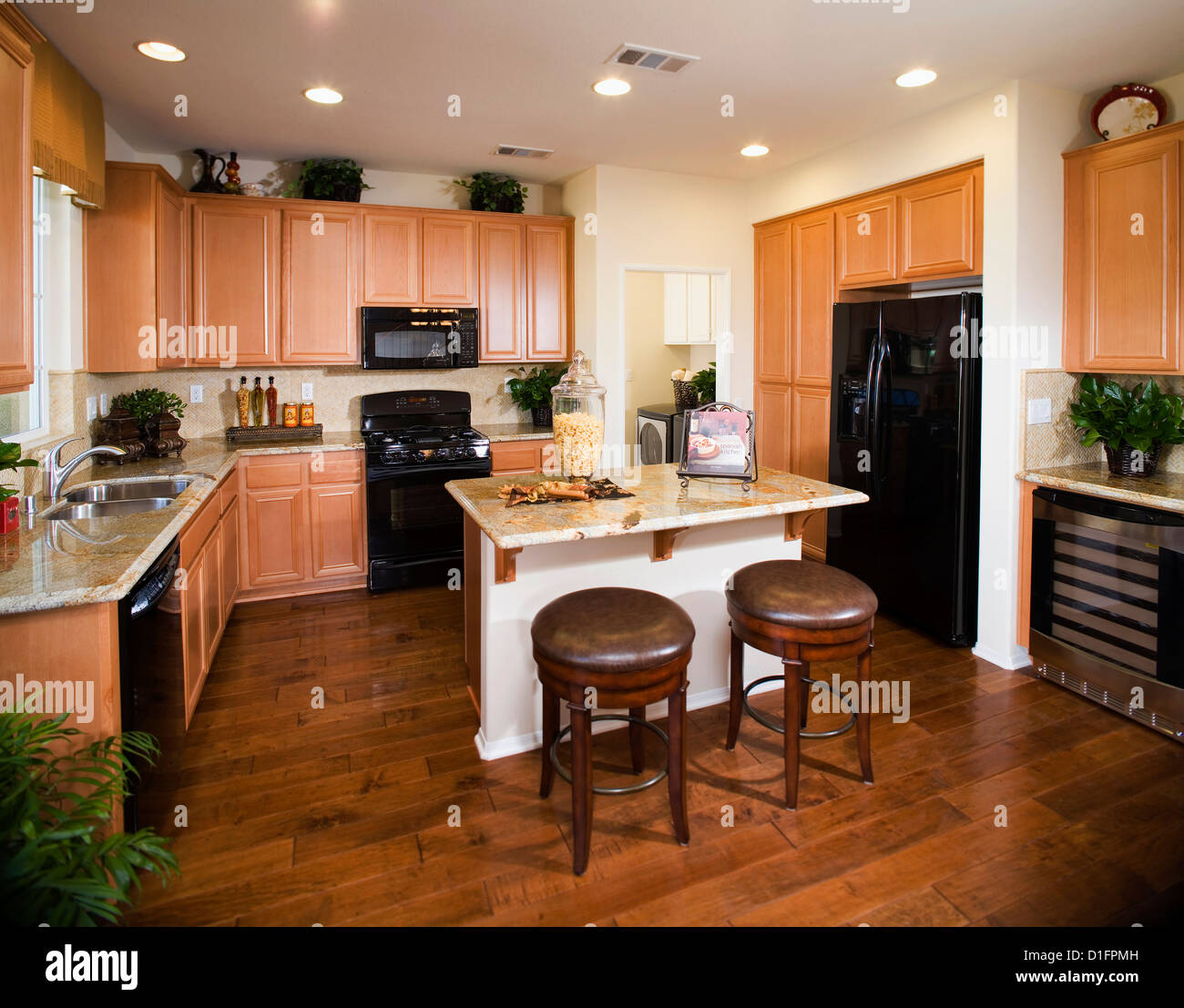 Kücheninsel mit Frühstücksbar in Küche; Rancho Cucamonga; Kalifornien; USA Stockfoto