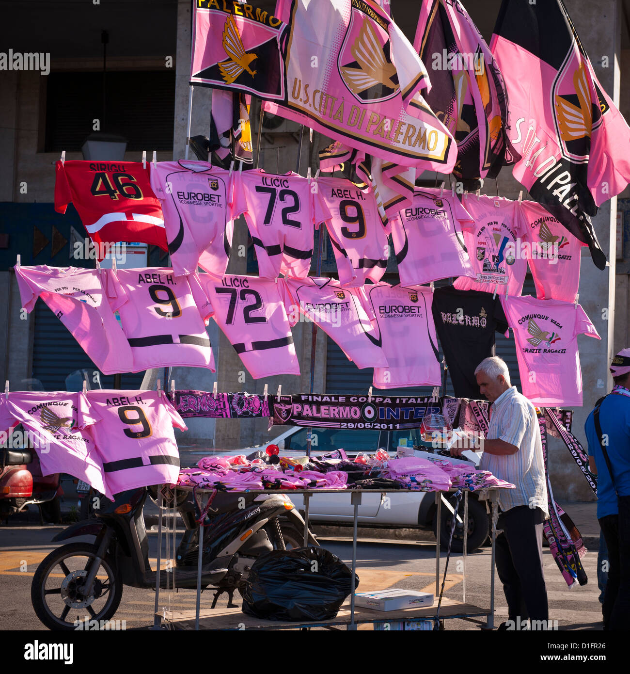 Straßenhändler verkaufen Palermo Football Club Erinnerungsstücke am Spieltag, Palermo Stockfoto