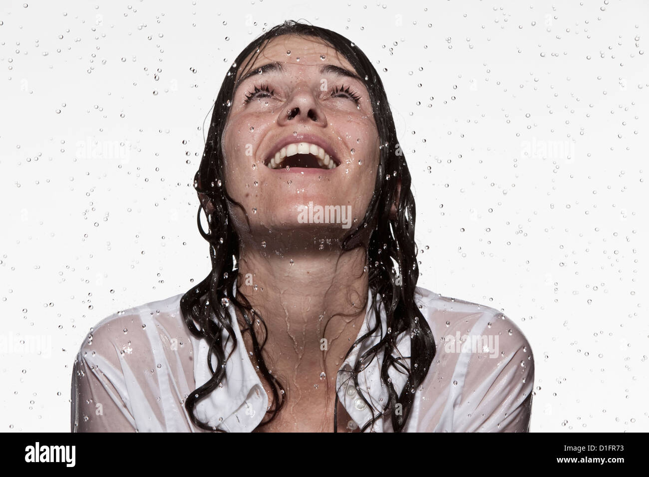 Regen fällt auf kaukasischen Geschäftsfrau Stockfoto