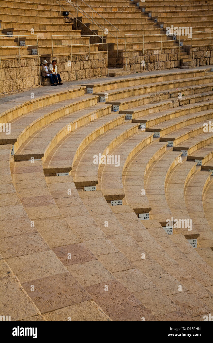 Zwei Frauen ruht auf den Stufen des römischen Theaters in Caesarea, Israel Stockfoto