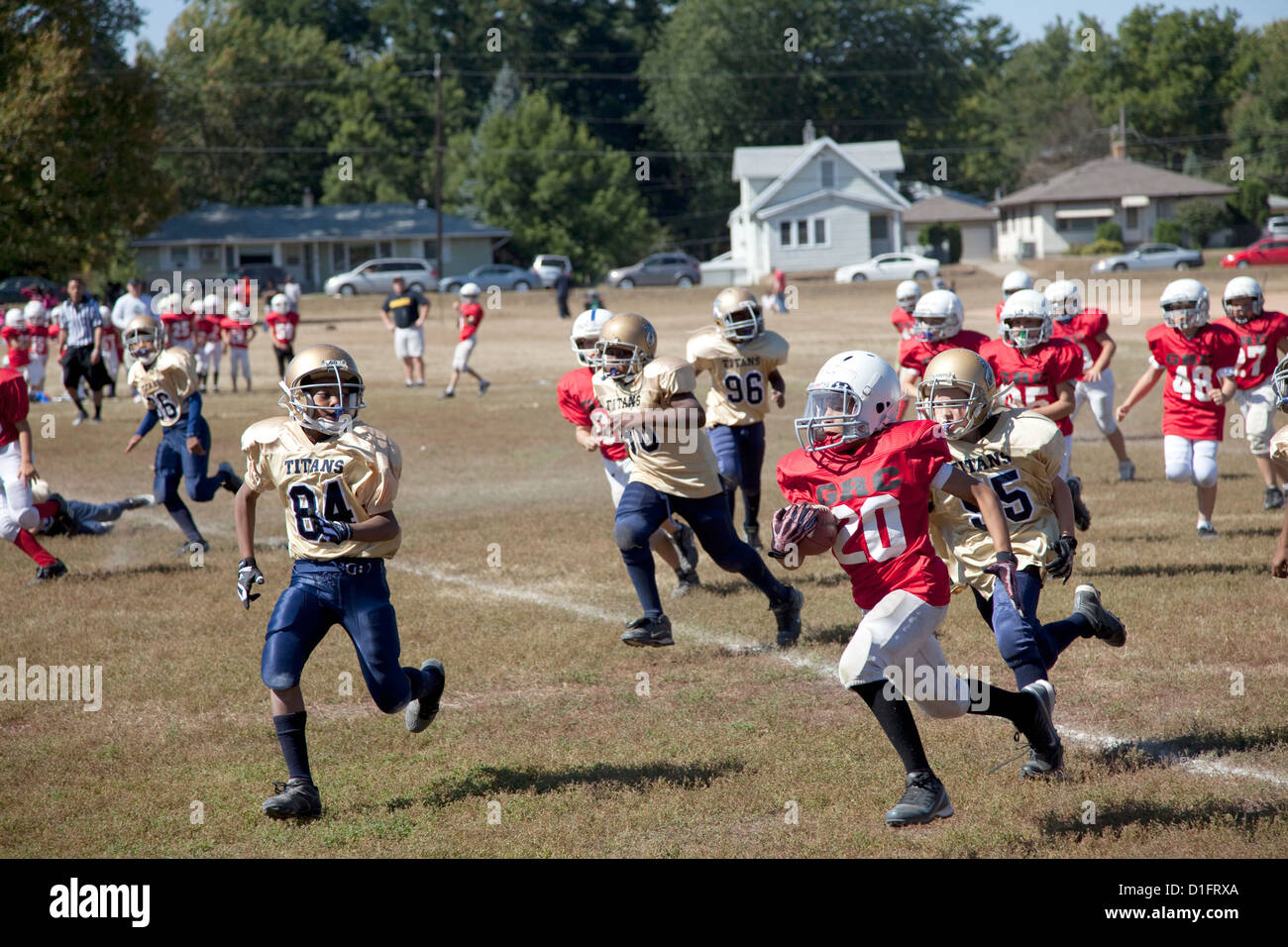 Jungen Alter von 10 Jahren angehen Fußball spielen bei Conway Heights Park. Conway Höhe Park St. Paul Minnesota MN USA Stockfoto