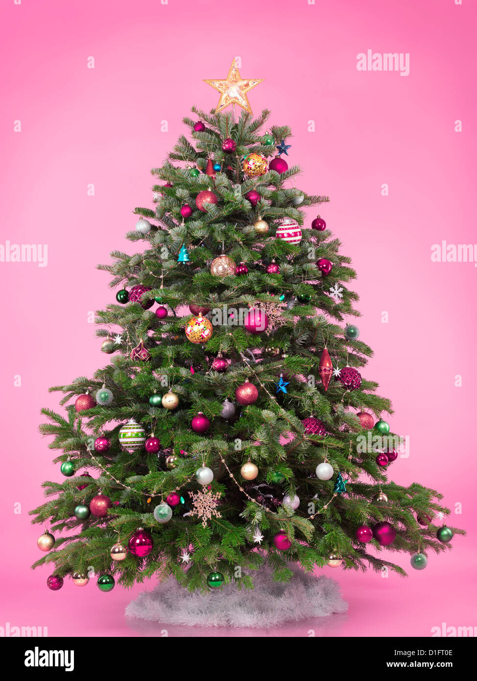 Geschmückter Weihnachtsbaum auf niedliche rosa Hintergrund isoliert Stockfoto