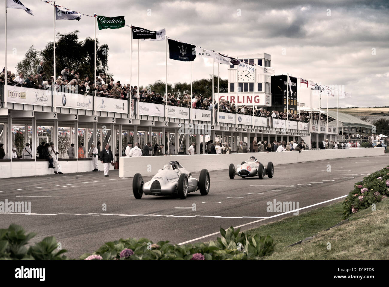 Silber-Pfeile-Demonstration am Goodwood Revival Rennveranstaltung laufen. Stockfoto