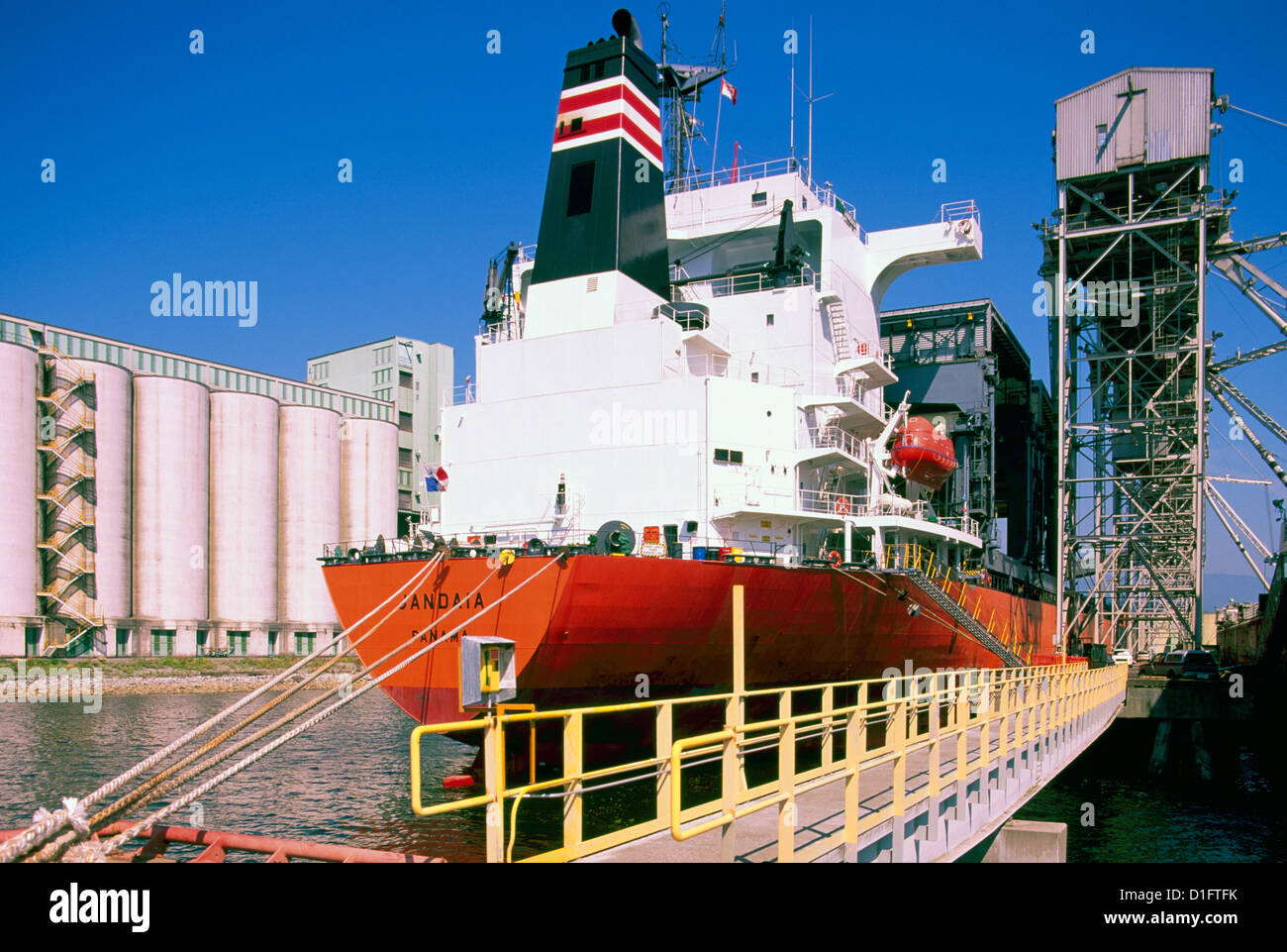 Frachtschiff / Bulk Frachter laden Korn am Terminal Grain Elevator, Hafen der Hafen von Vancouver, BC, Britisch-Kolumbien, Kanada Stockfoto