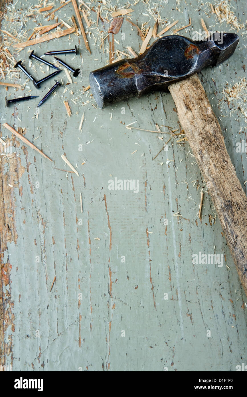 Alte Vintage Hammer und schwarze Nägel auf grünem rustikalen hölzernen Hintergrund mit Textfreiraum, DIY-Konzept Stockfoto