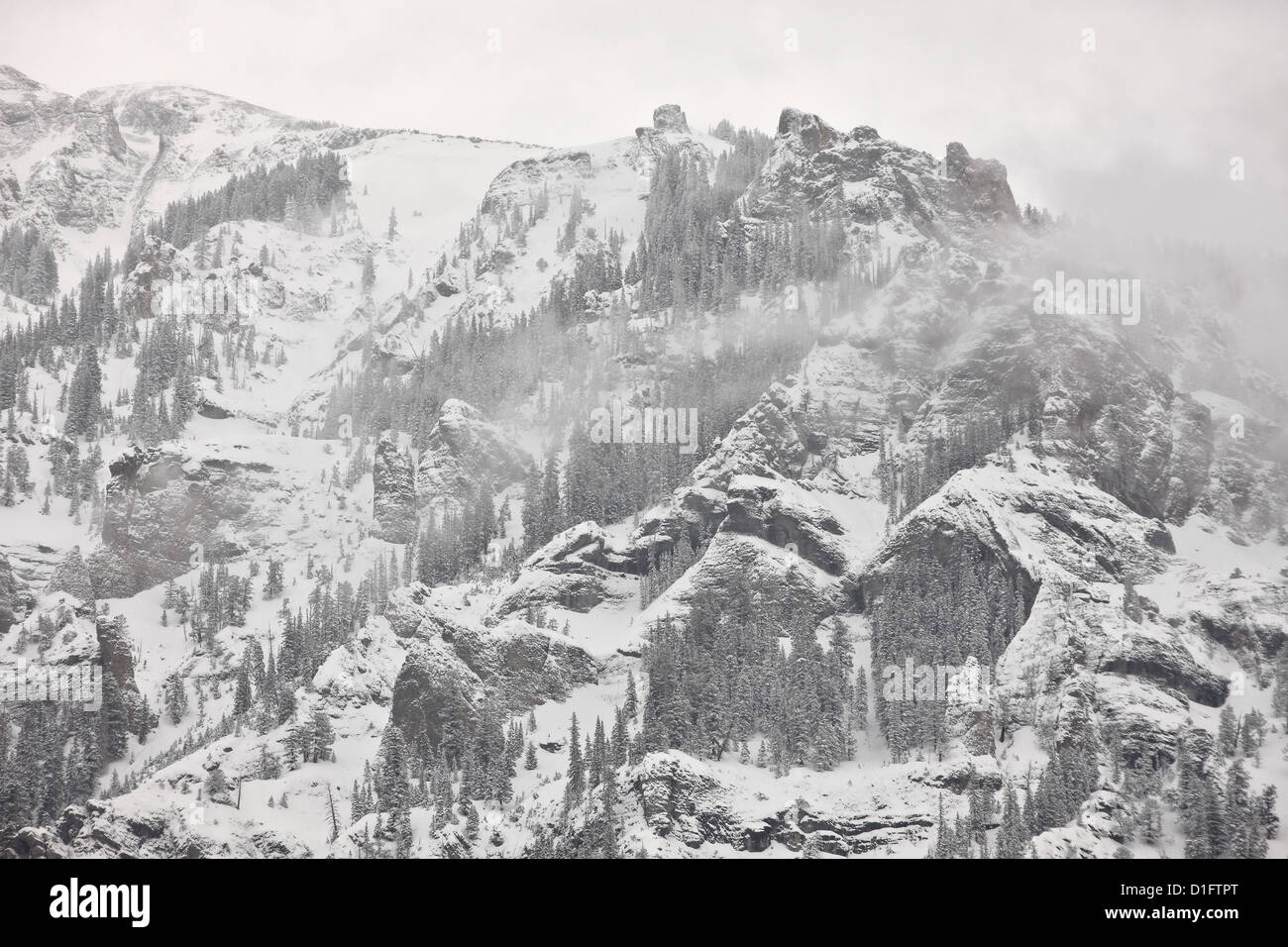 Schneebedeckte Berge bedeckt mit Nebel, Ouray County, Colorado, Vereinigte Staaten von Amerika, Nordamerika Stockfoto