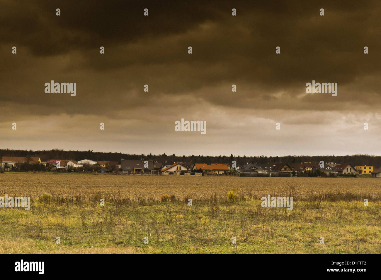 Stürmische nimbostratus Wolken Himmel über einem Dorf auf dem Land Stockfoto