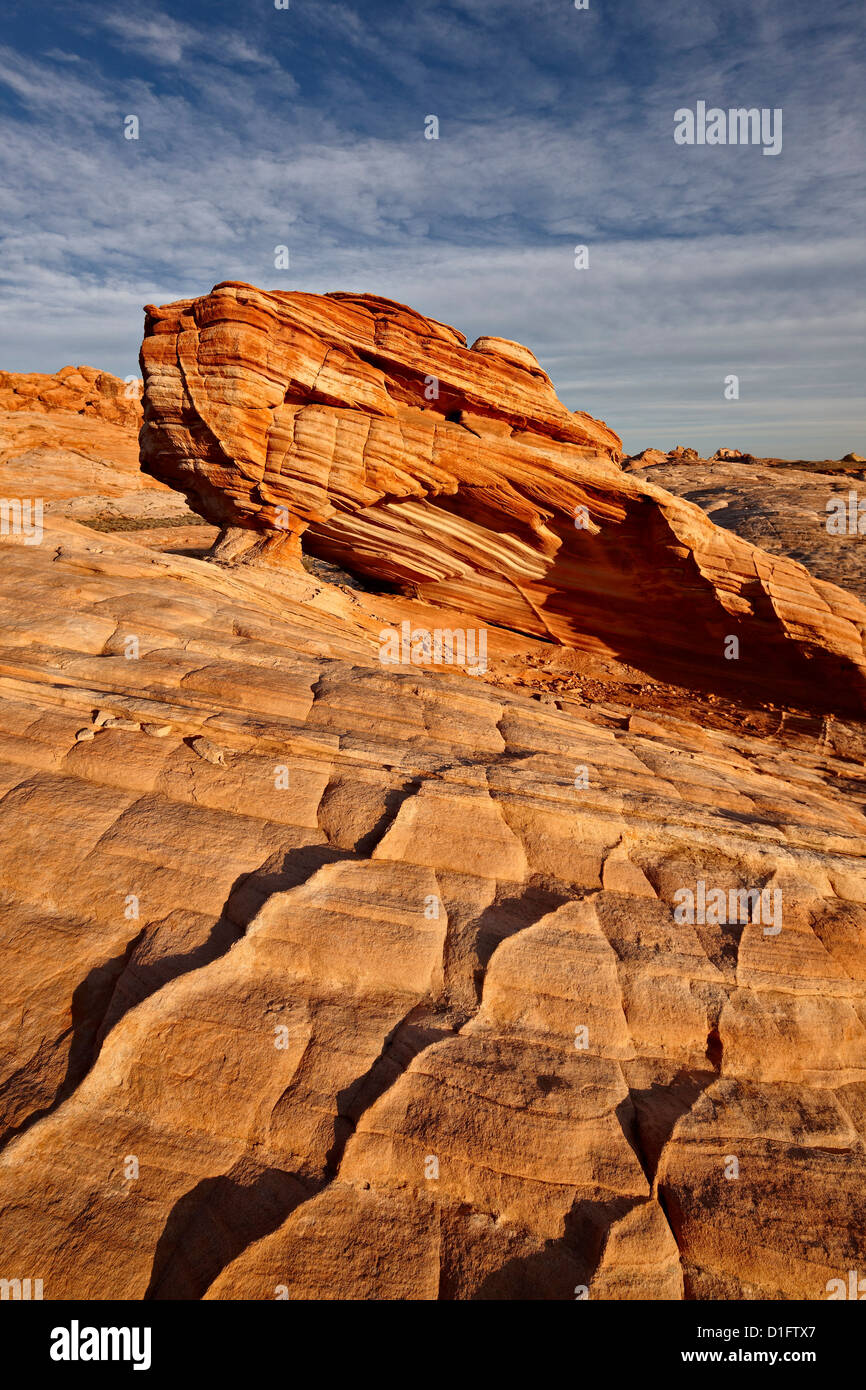 Bogen Sie in geschichteten Sandstein, Valley Of Fire State Park, Nevada, Vereinigte Staaten, Nordamerika Stockfoto