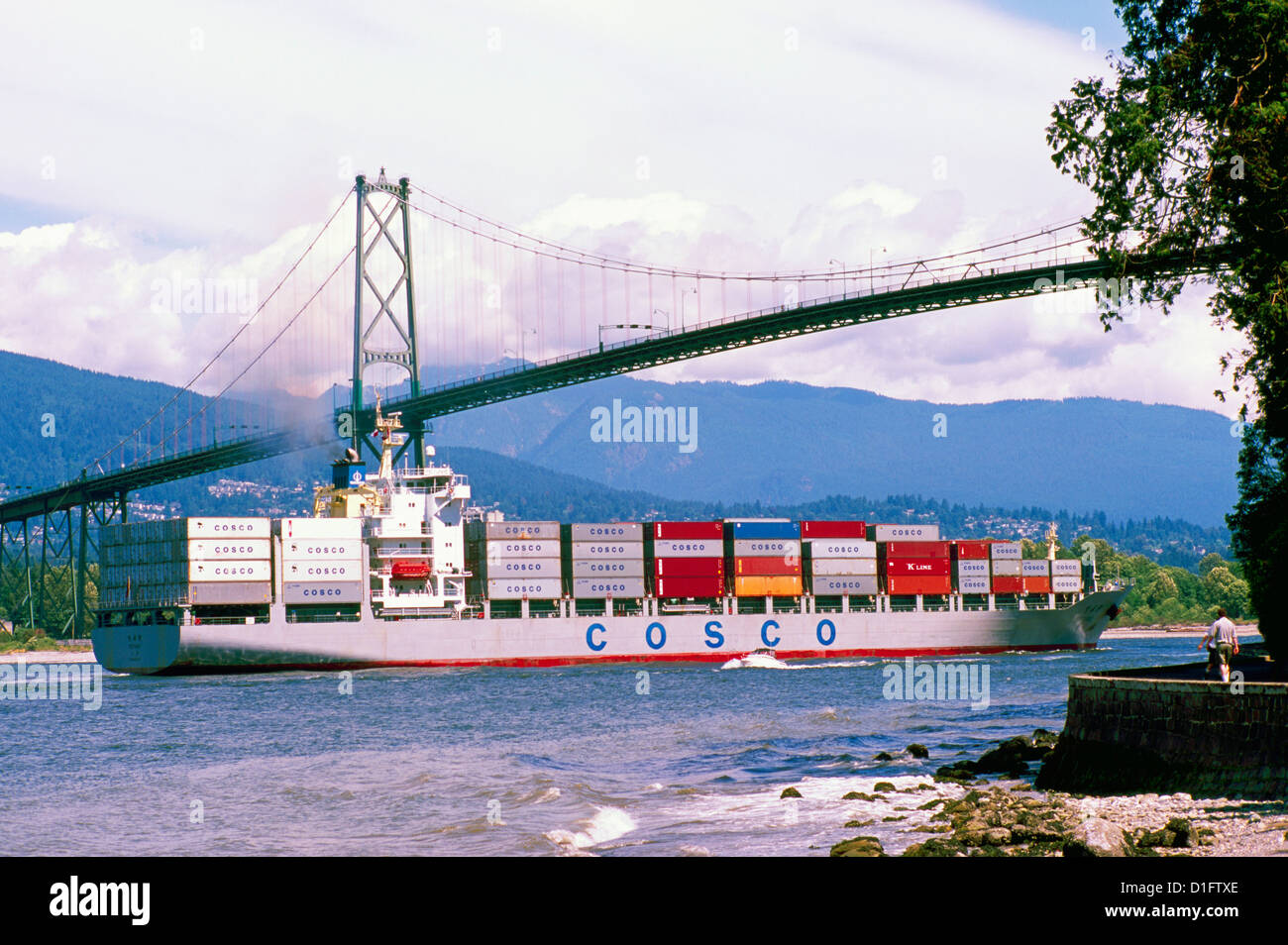 Cargo-Container-Schiff geladen / Frachter in Hafen von Vancouver Harbour unter Lions Gate Bridge, BC, Britisch-Kolumbien, Kanada Stockfoto