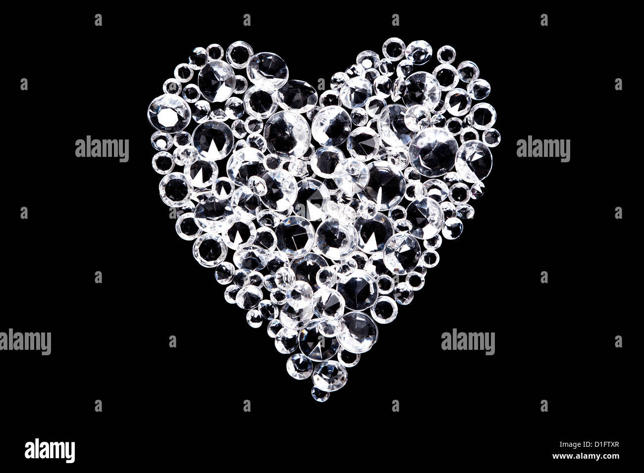 Nachahmung Diamanten in Herzform geformt und isoliert auf einem schwarzen Hintergrund. Stockfoto