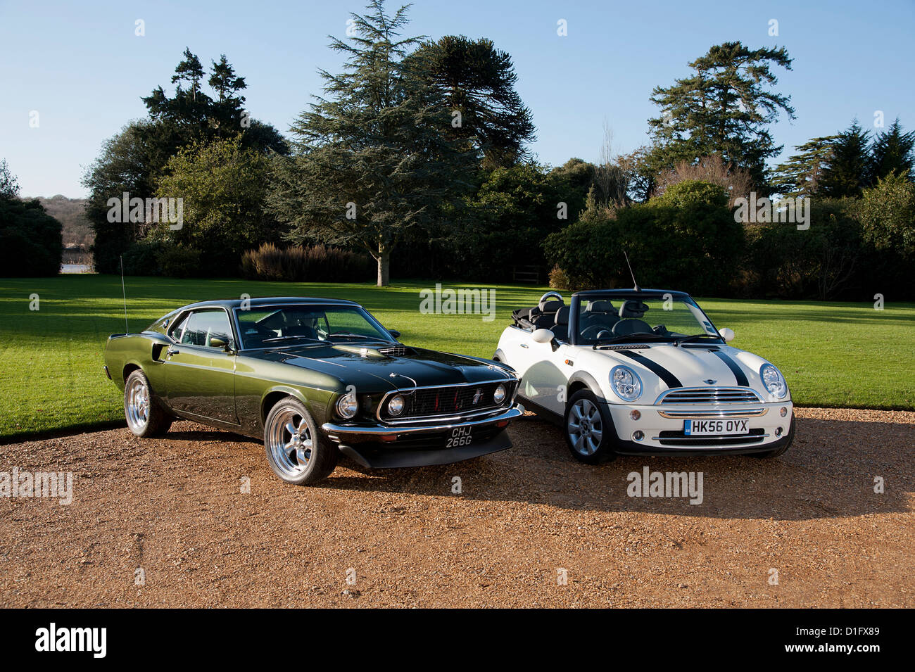 1969 ford Mustang Mach 1 Fastback mit 2006 Mini Cooper Cabrio Stockfoto