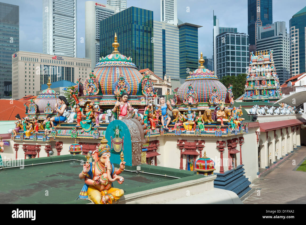 Das Dach des Sri Mariamman Temple, einem Dravidian Stil Tempel in Chinatown, Singapur, Südostasien, Asien Stockfoto