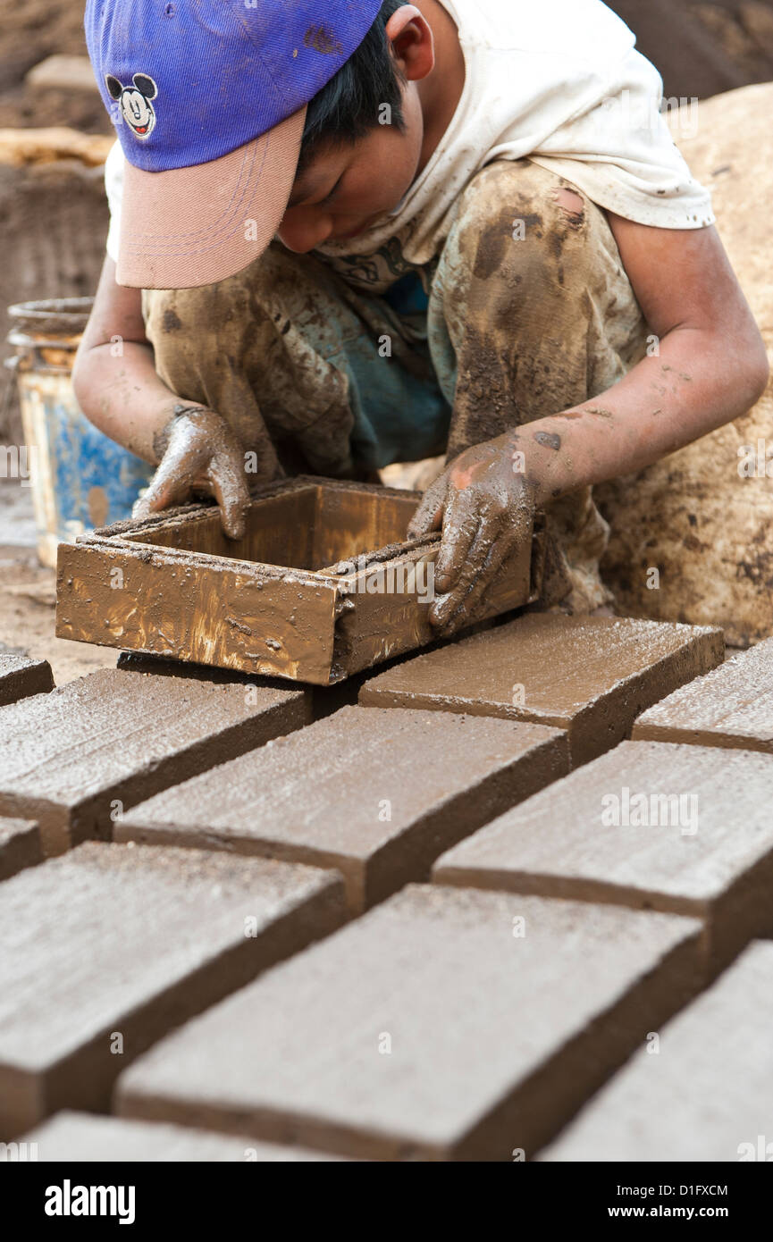 Clay Ziegelstein und Fliese Fabrik außerhalb Antigua, Guatemala, Mittelamerika Stockfoto