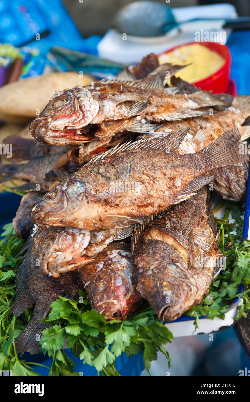 Fried Talapia Fisch auf dem Markt von Santiago Sacatepequez, Guatemala, Mittelamerika Stockfoto