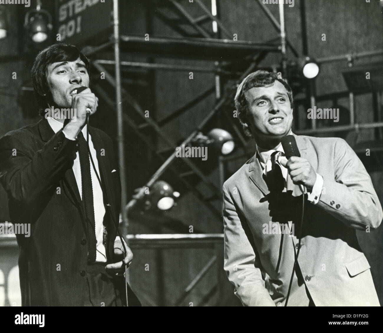 DAVID und JONATHAN UK vocal Duo Roger Greenaway auf der rechten Seite und Roger Cook am Ready, Steady, Go 1966 Stockfoto