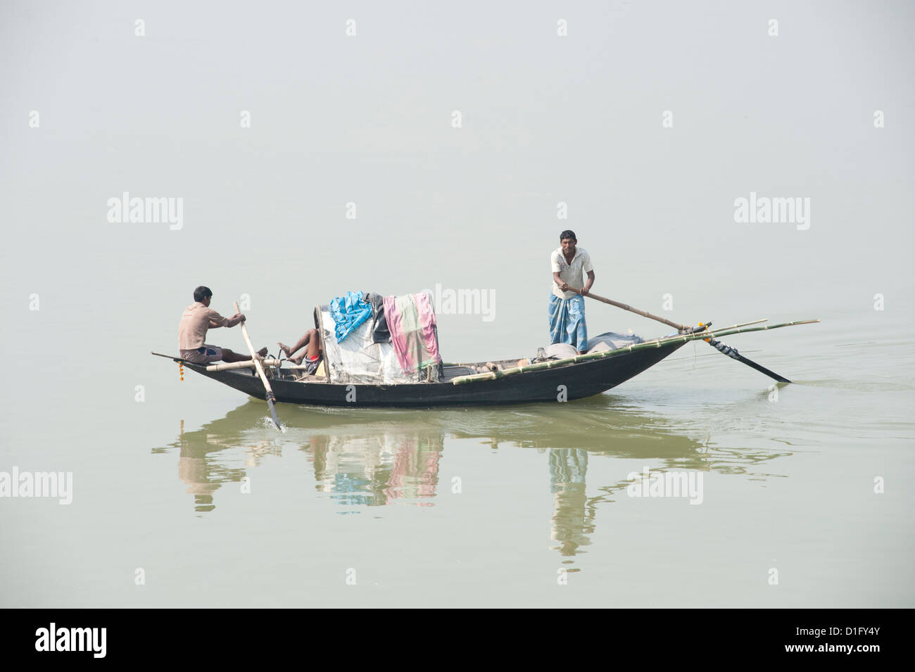 Dorf-Fischer in Holzboot, Fluss Hugli (Hooghly River), West Bengalen, Indien, Asien Stockfoto