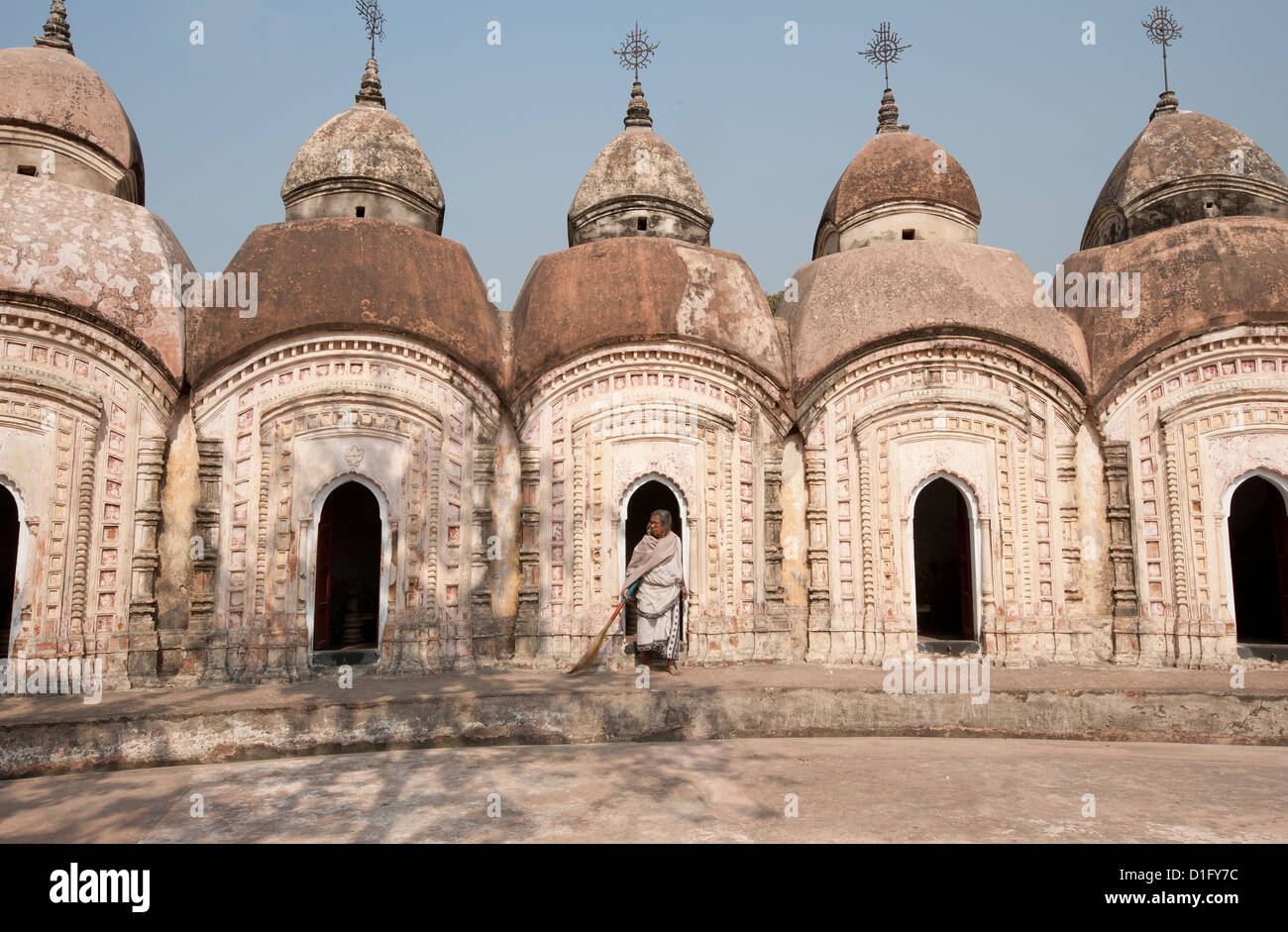 Frau mit Besen aus einer der 108 Shiva-Tempel gebaut von Maharaja Teja Chandra Bahadur in 1809, Kalna, Westbengalen, Indien Stockfoto