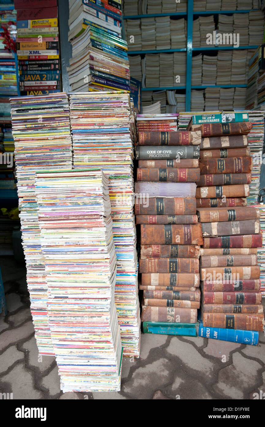 Haufen gebrauchte Bücher zum Verkauf in College Street, berühmt für sein Buch Stände, North Kolkata, Westbengalen, Indien, Asien Stockfoto