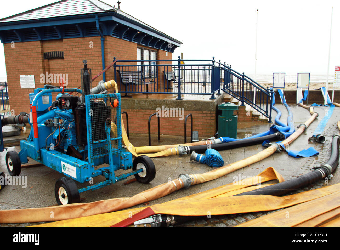 20.12.2012 - Ryde, weiterhin Isle Of Wight - Überschwemmungen Effekt Treiber über den Süden wie Starkregen aus dem Südwesten bewegt sich. Pumpen im Ort. Stockfoto