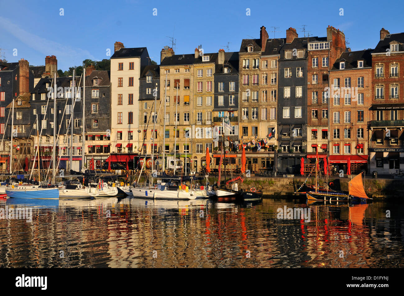 Der malerische Hafen von Honfleur im Département Calvados im Nordwesten Frankreichs. Stockfoto