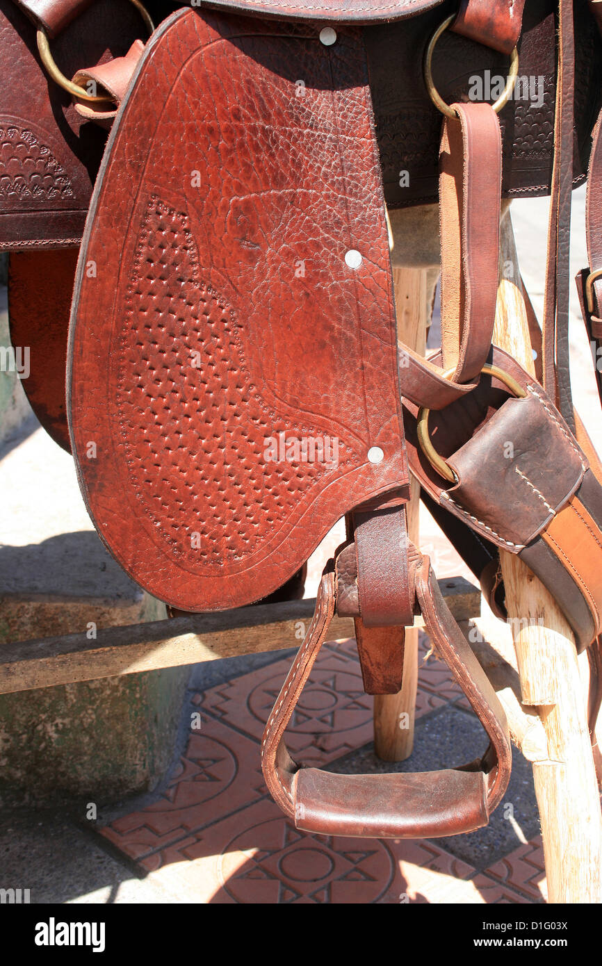 Fender und Steigbügel von Handarbeit geprägt und gestempelt Ledersattel in einem Sattel Hersteller Shop in Cotacachi, Ecuador Stockfoto