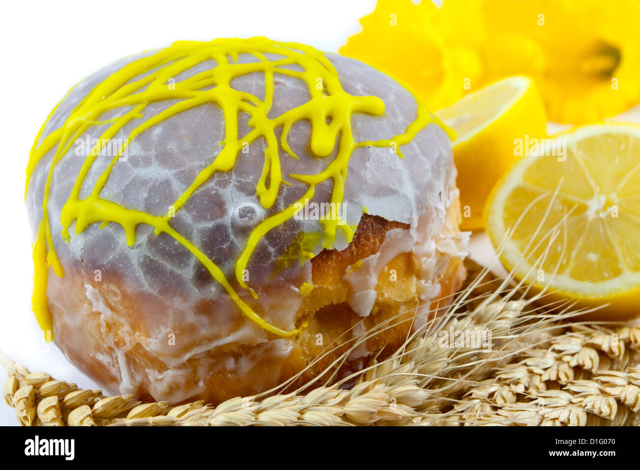Polnische traditionelle Süßigkeiten auf dem weißen Hintergrund Ostern paczek Stockfoto