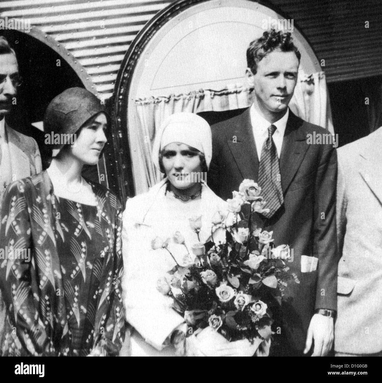 CHARLES LINDBERGH(1902-1974) uns Flieger mit seiner Frau Anne Morrow Holding Bouquet von 1929 Stockfoto